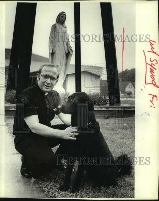 1980 Press Photo Father Jerome Stoll & his dog Rembert at St. Mary's church - Historic Images