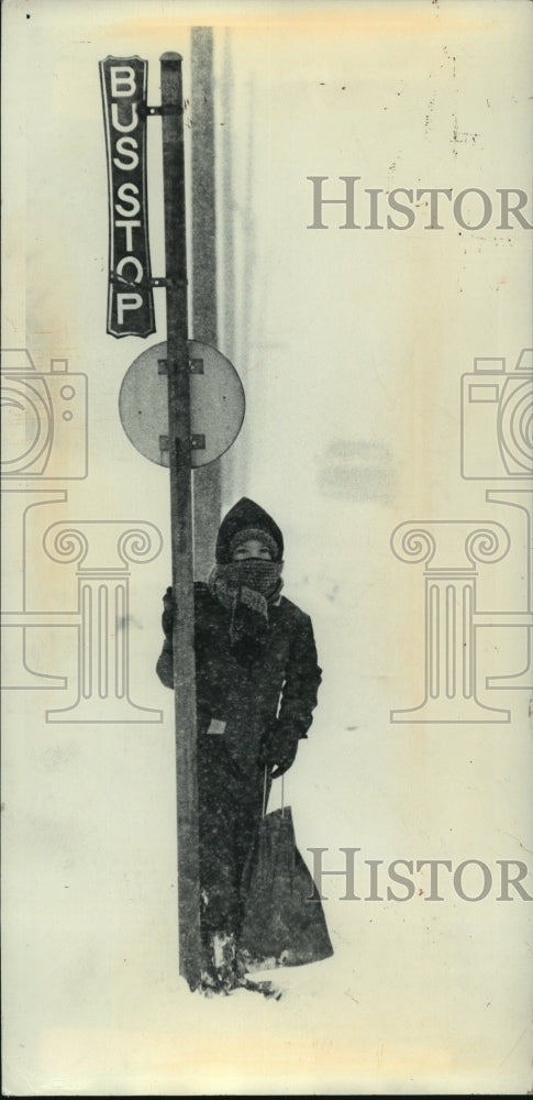 1978 Press Photo Mark Polski waits at bus stop in South Milwaukee - mjc17509 - Historic Images