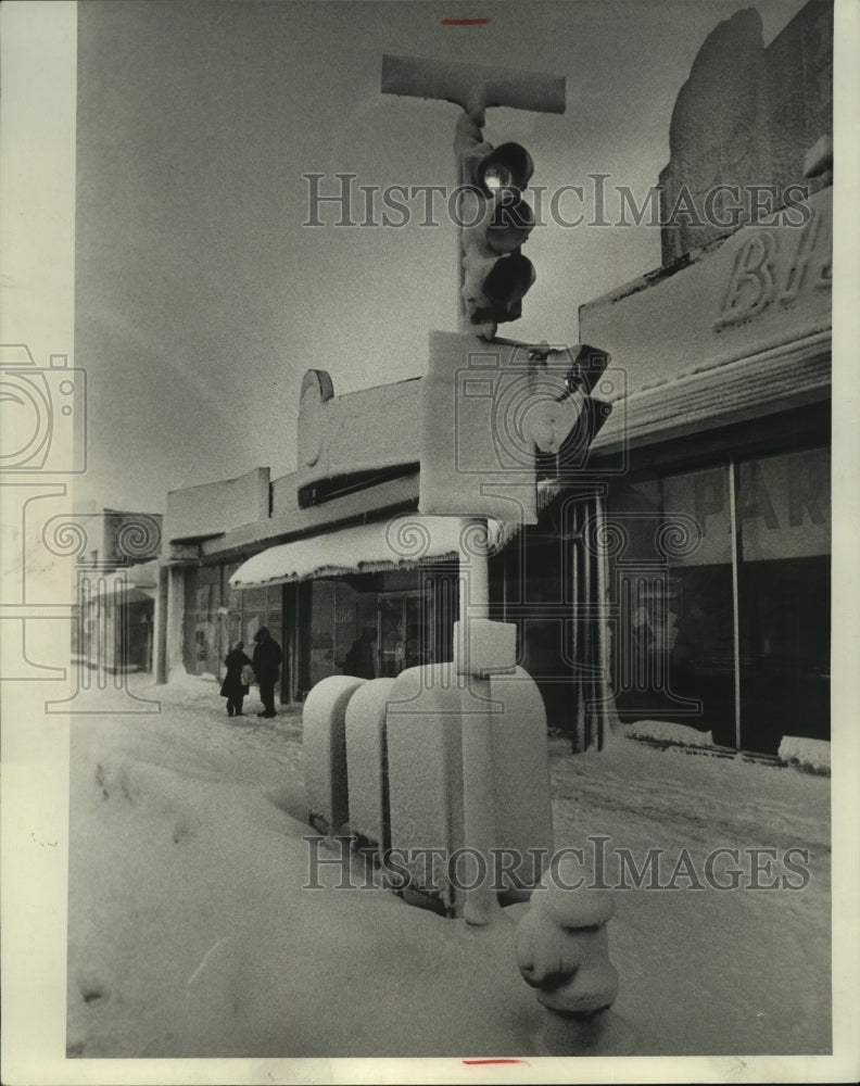 1974, Snow clings to surfaces in Milwaukee, Wisconsin after storm - Historic Images