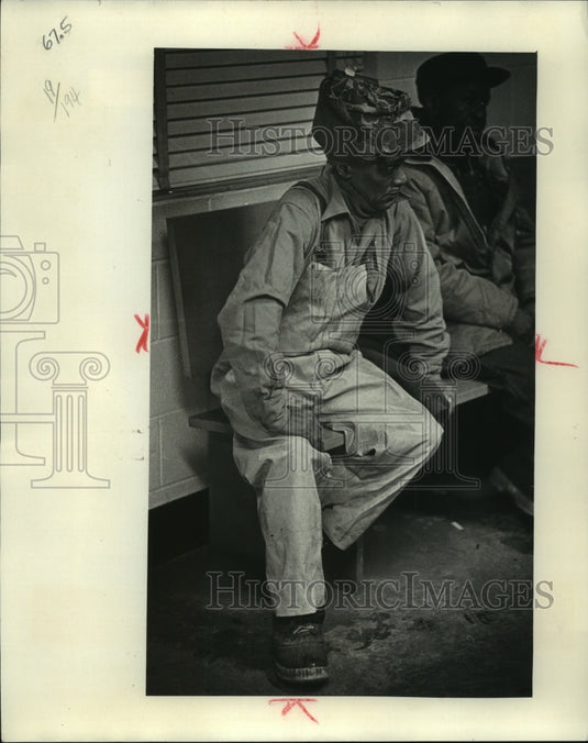 1978 Press Photo Bill Hollingsworth at hiring station during snowstorm - Historic Images