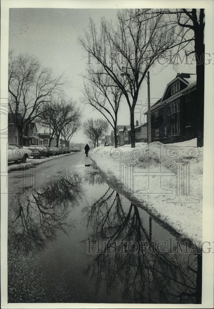 1979 Press Photo Laura Pumplun walks down S. 10th St. in the snow - mjc17526 - Historic Images