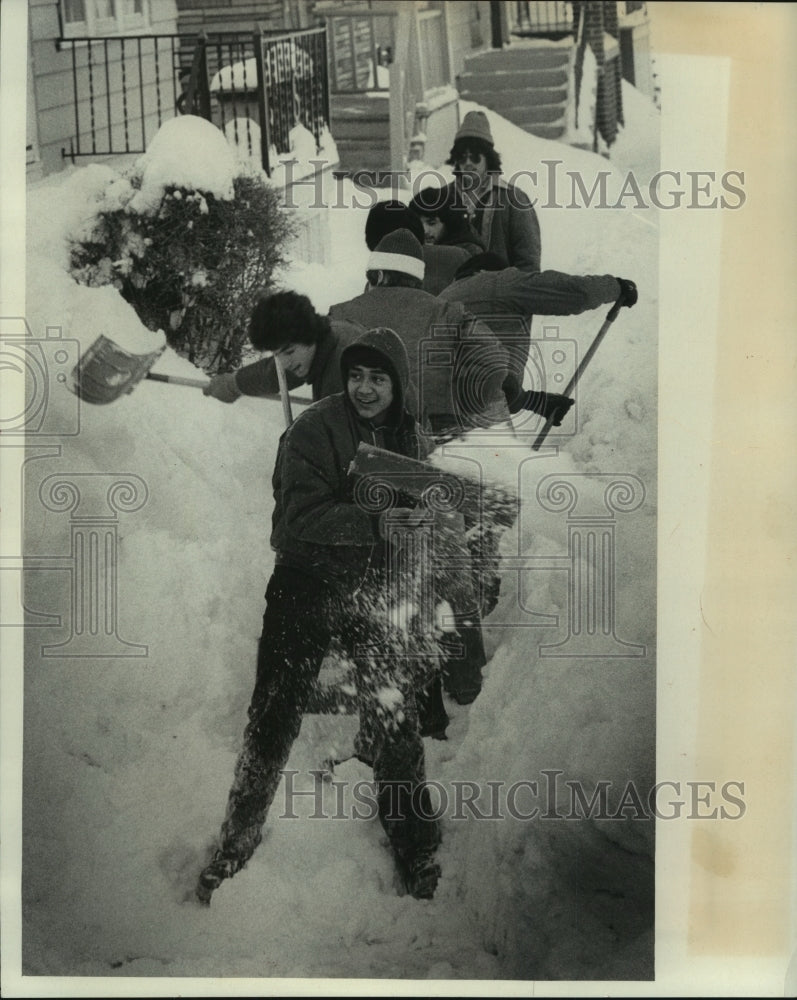 1979 Press Photo Snow Squad youth members hovel snow in Milwaukee storm - Historic Images