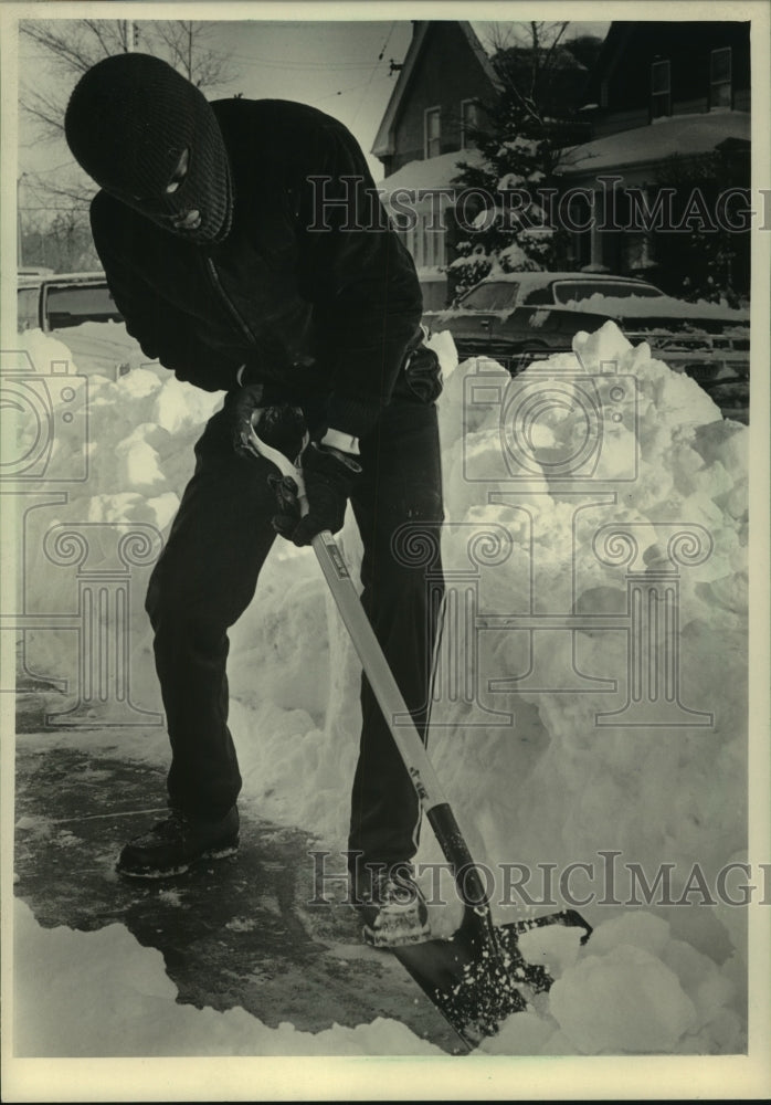 1985, David Yost shovels snow in MIlwaukee - mjc17545 - Historic Images