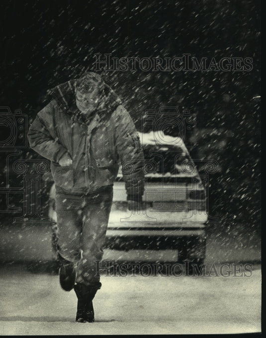 1990 Press Photo Bob Krenn walks through snow storm to grocery storm in Waukesha - Historic Images