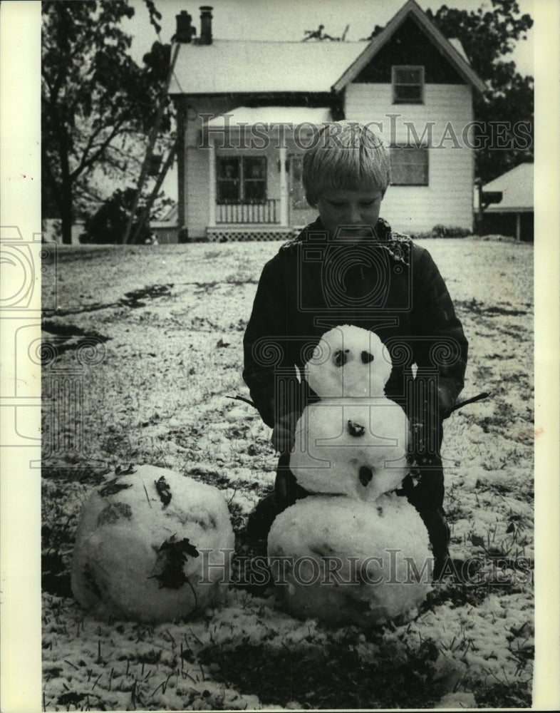 1990 Alex Mueller, Hartford, with his first snowman of coming winter - Historic Images