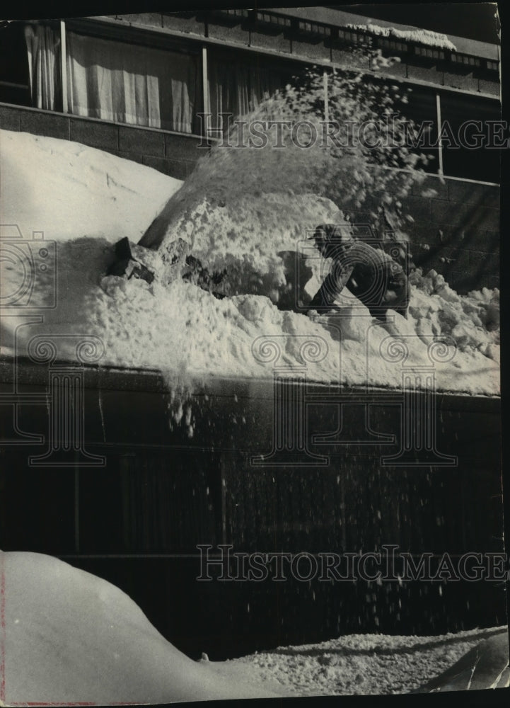 1962 Press Photo Joe Kremslehner, Milwaukee, uses snow blower to clear deep snow - Historic Images