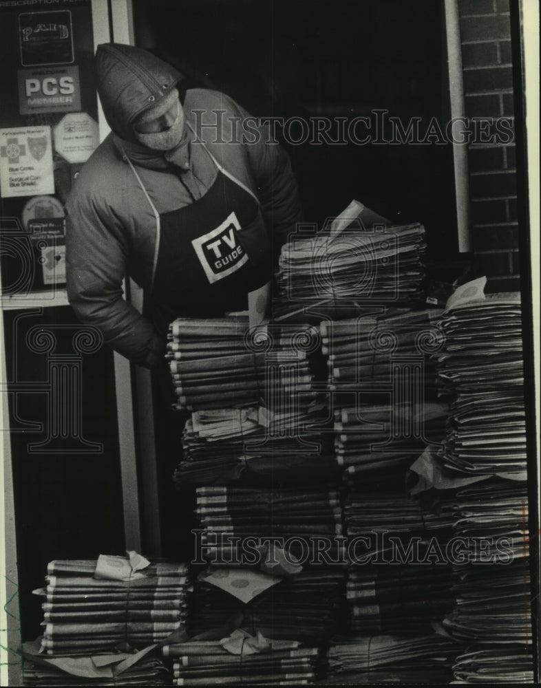 1982, Man looks at Sunday papers on 3rd and Wisconsin, Milwaukee - Historic Images