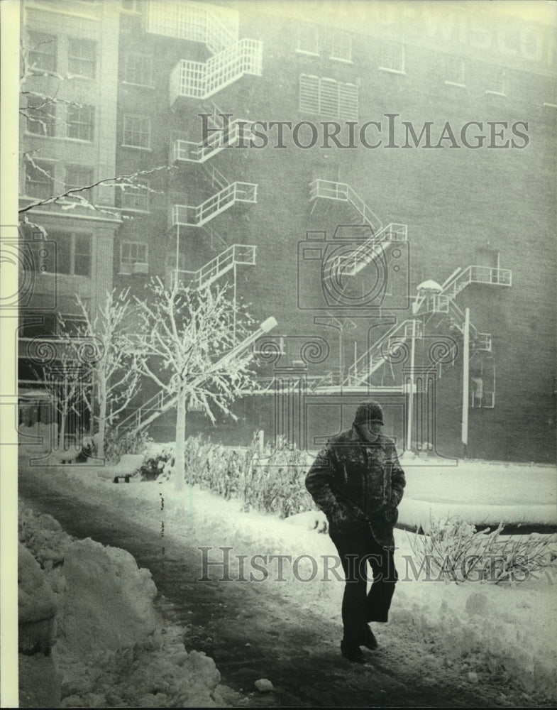 1982 Press Photo Pedestrian walked in snow storm on Wisconsin Ave, Milwaukee - Historic Images