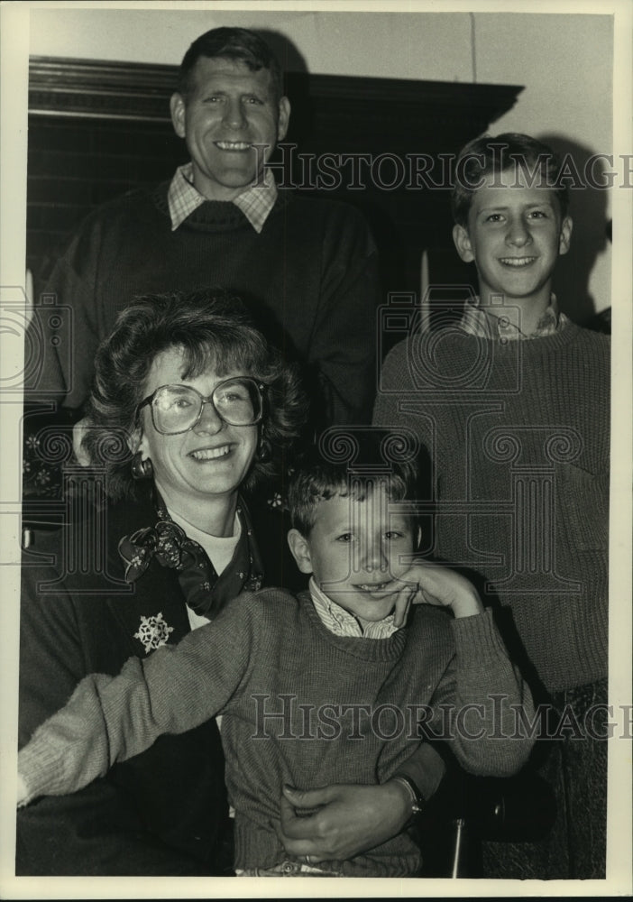 1988 Press Photo Capt. Douglas Stewart, his wife and sons at Fort McCoy - Historic Images
