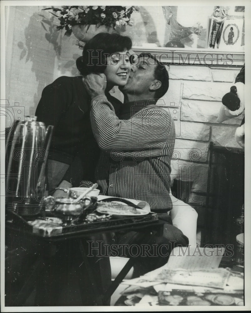 1961 Press Photo American Comedian, Danny Thomas kisses family member on cheek - Historic Images