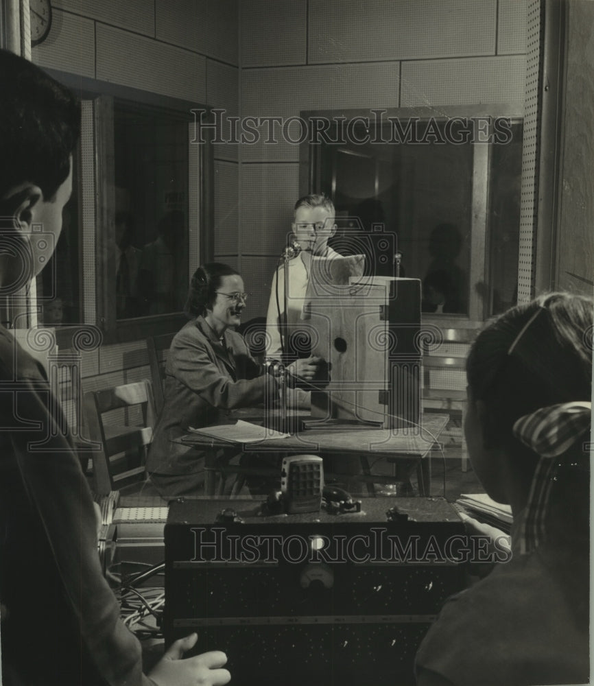 1952 Press Photo Radio station at University of Milwaukee-Training School - Historic Images