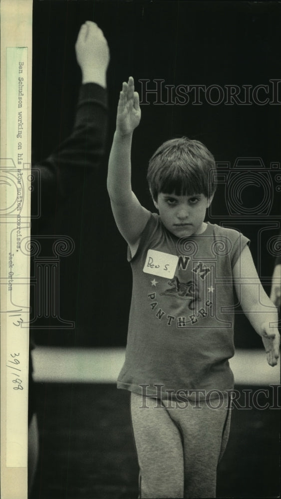 1985 Press Photo Ben Schudson worked on slow motion exercises in Milwaukee - Historic Images