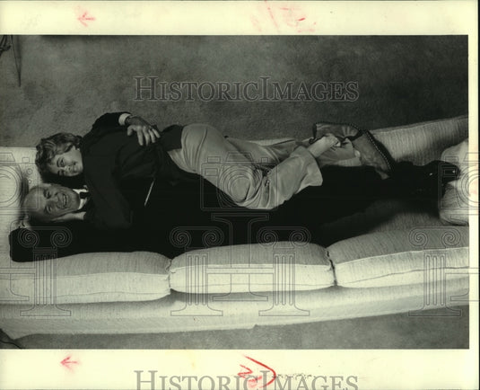 1979, Dr. Benjamin Spock and wife Mary on the couch - mjc17678 - Historic Images