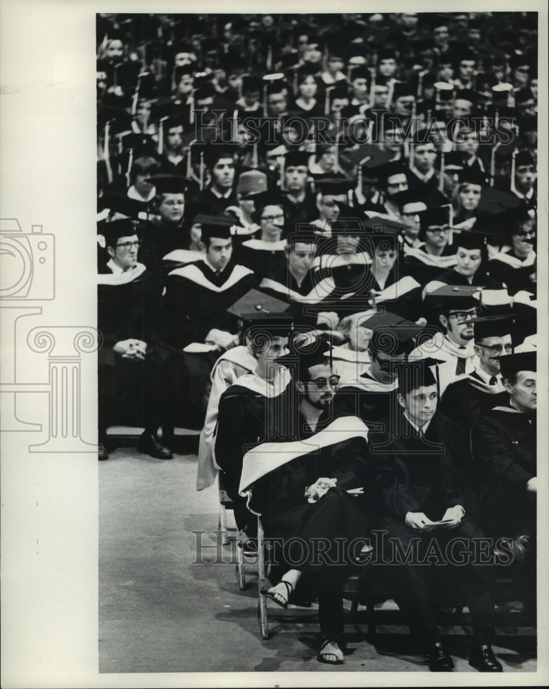 1970 Press Photo University of Wisconsin-Milwaukee students during graduation-Historic Images