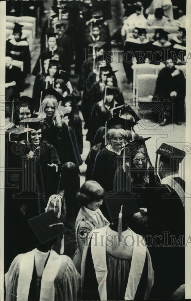 1974 Press Photo University of Wisconsin students line up during graduation - Historic Images
