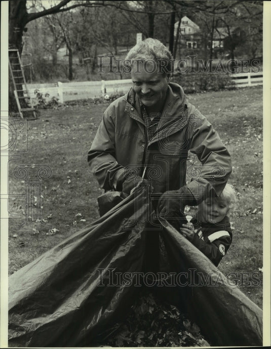 1981, M.I.T. Economics professor, Lester Thurow & son, Ethan at home - Historic Images