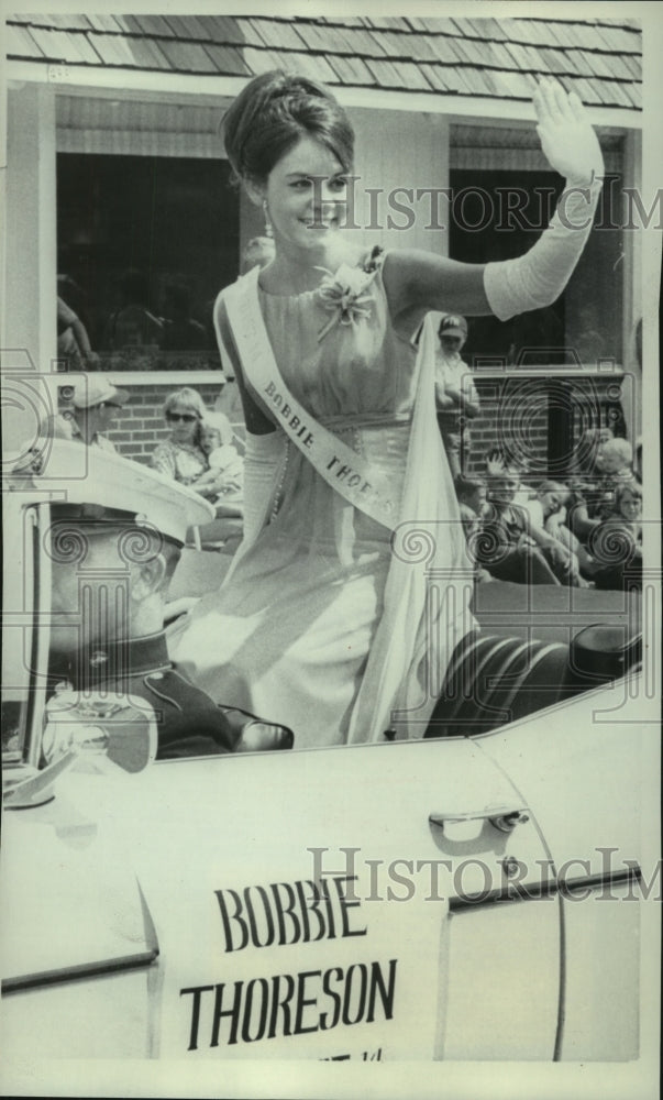 1968 Press Photo Wisconsin&#39;s new Alice in Dairyland, Bobbie Thoreson, in parade - Historic Images