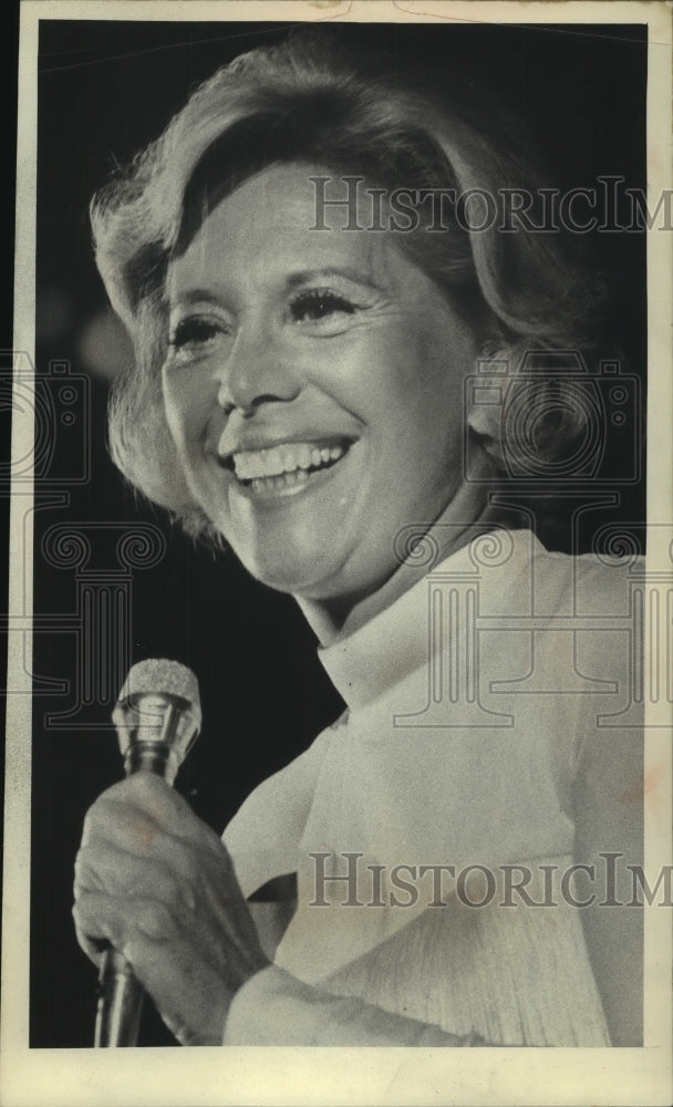 1974 Press Photo Dinah Shore Milwaukee Performance - Historic Images