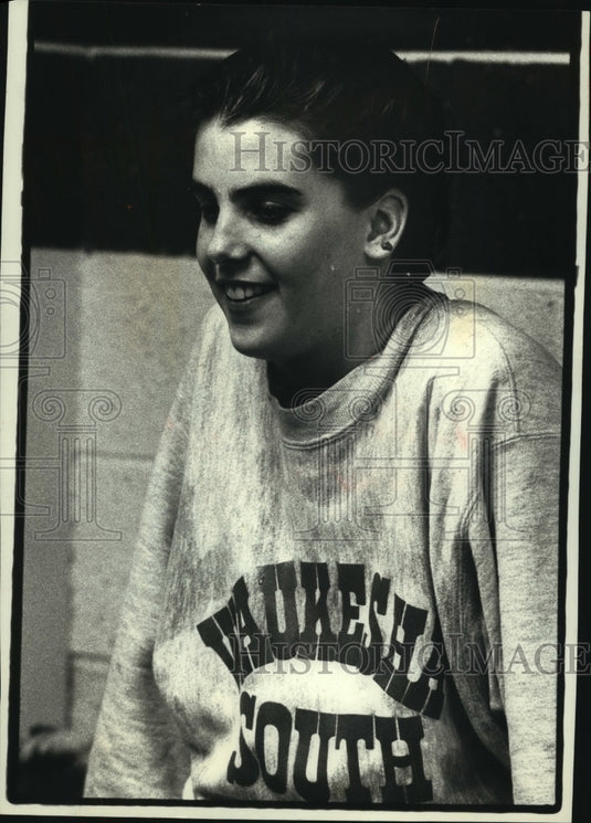 1990 Press Photo Dani Stillman relaxed at a diving meet at Waukesha, Wisconsin - Historic Images