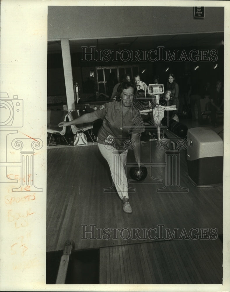 1978 Annette Megal bowling at Red Carpet Lanes North - Historic Images