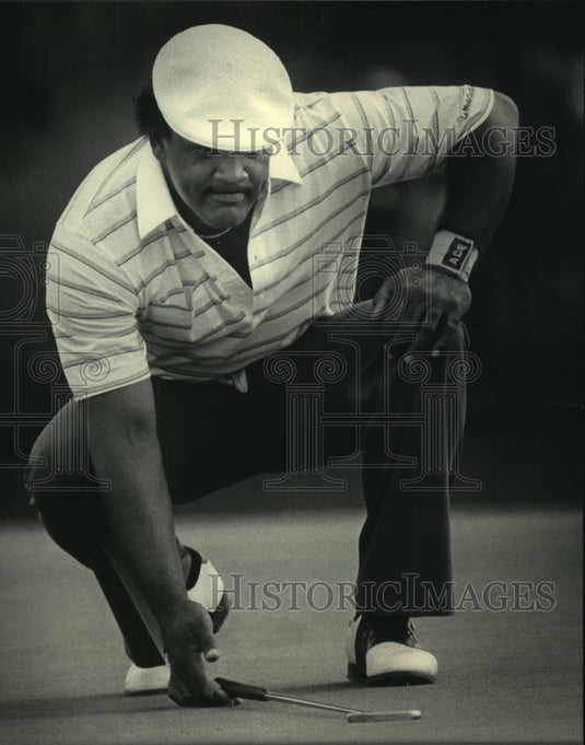 1985 Press Photo Golfer Jim Thorpe on the 18th green at Tuckaway in Franklin - Historic Images