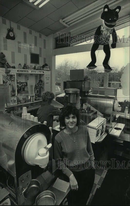 1985, Penny Throgmorton of the family-run Frog's Dairy Treat - Historic Images