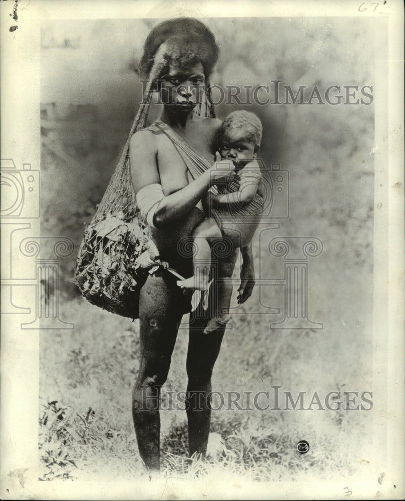 1944 Press Photo Thirteen year old girl with her baby on Western Solomon island - Historic Images