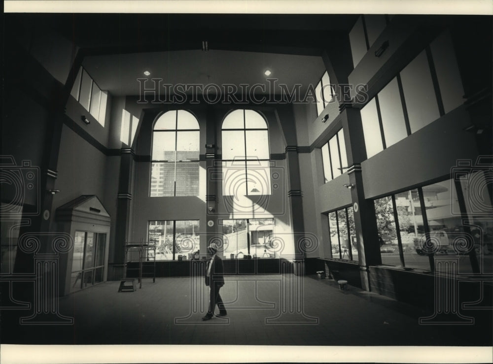 1992 Press Photo Milwaukee County engineer Kenneth Loeffel checks Transit Center - Historic Images