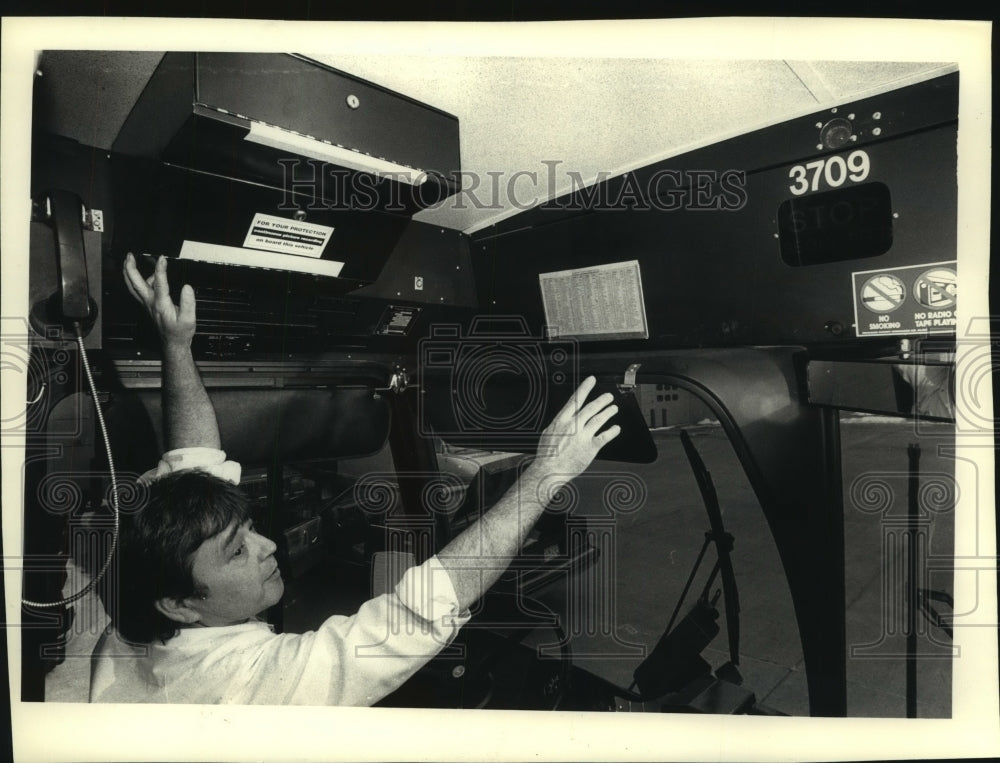 1991 Press Photo Robert Duplanty is a supervisor in Milwaukee County Transit - Historic Images