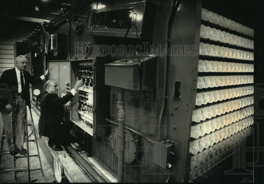 1992 Press Photo Transpak Corporation testing bottle washing machine, Wisconsin - Historic Images