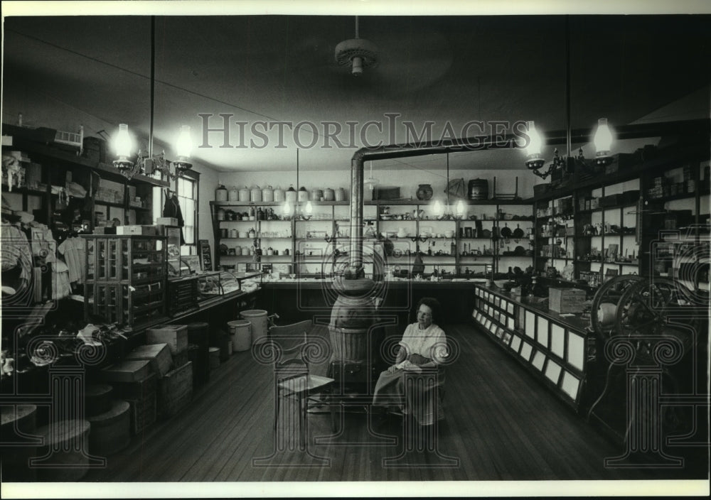 1989 Press Photo Rita Garner in her General Store in Cassville, Wisconsin - Historic Images