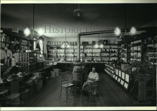 1989 Press Photo Rita Garner in her General Store in Cassville, Wisconsin - Historic Images