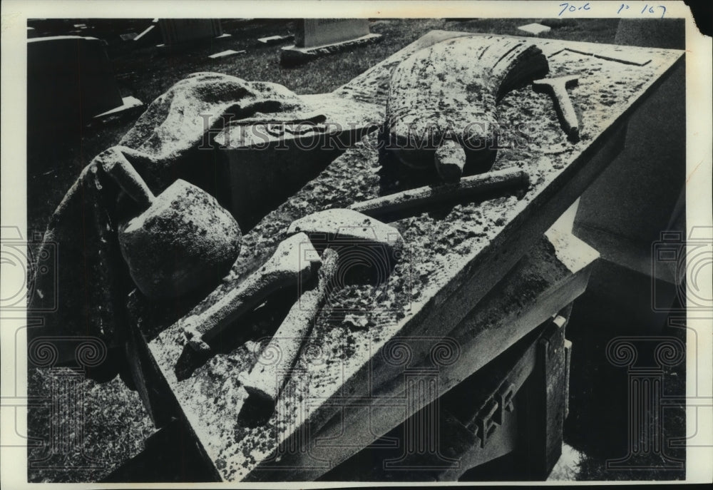 1980 Stonecutters carve bench of Louis Baker in Bedford, IN - Historic Images