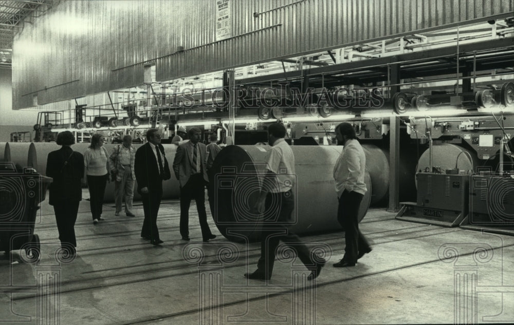 1989 Press Photo Guests touring Stone Container Corp in Germantown Milwaukee - Historic Images