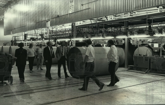 1989 Press Photo Guests touring Stone Container Corp in Germantown Milwaukee - Historic Images