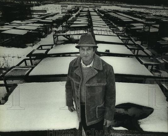 1983 Press Photo Elmer A. Stollenwerk by empty cages on mink ranch near Pewaukee - Historic Images