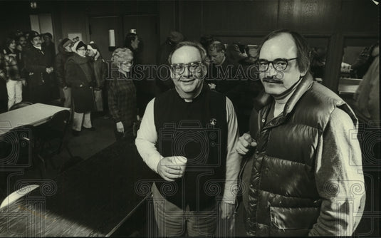 1982 Press Photo Friars Michael Stolpman and Charles Lynch at St James Episcopal - Historic Images