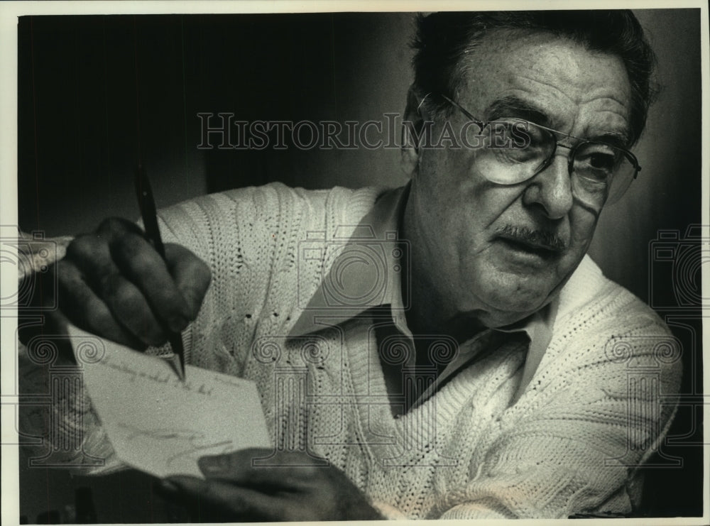 1989 Press Photo Handwriting Analyst Richard Stroller interpreting handwriting - Historic Images