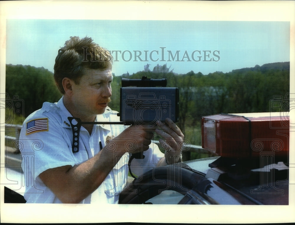 1999 Press Photo Denny Stone Pewaukee Wisconsin Police Chief with radar detector - Historic Images