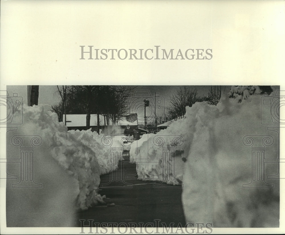 1965 Press Photo Richard Schmidt using snowblower in Milwaukee, Wisconsin - Historic Images