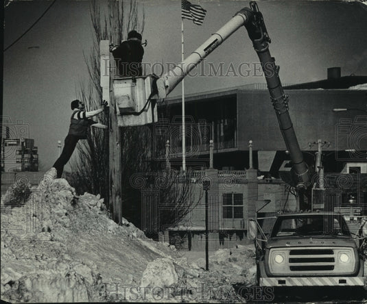 1979 Press Photo Stephen Martinez and Dale Oldenburg install sign Milwaukee - Historic Images