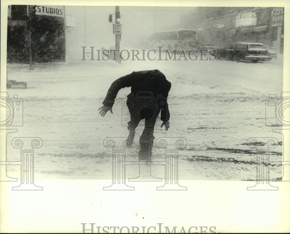 1982 Press Photo Man fought his way across windy West Wisconsin Ave, Milwaukee - Historic Images