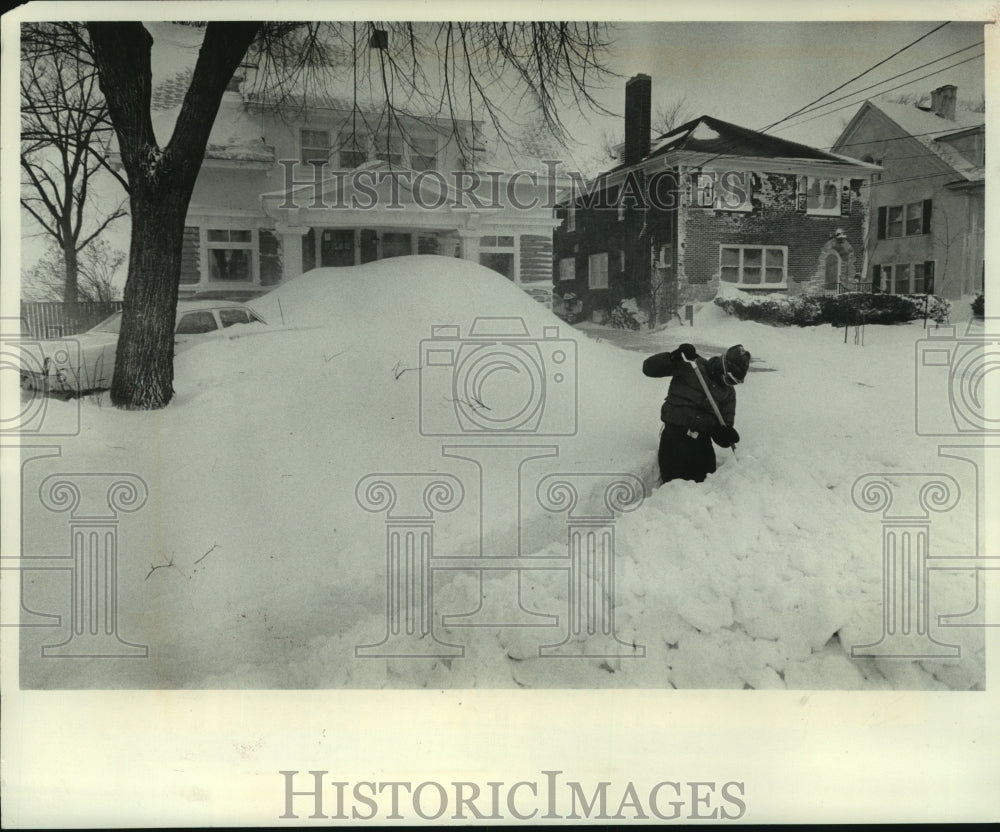 1978 Press Photo Wisconsin homeowner digs path through drift after snow storm - Historic Images