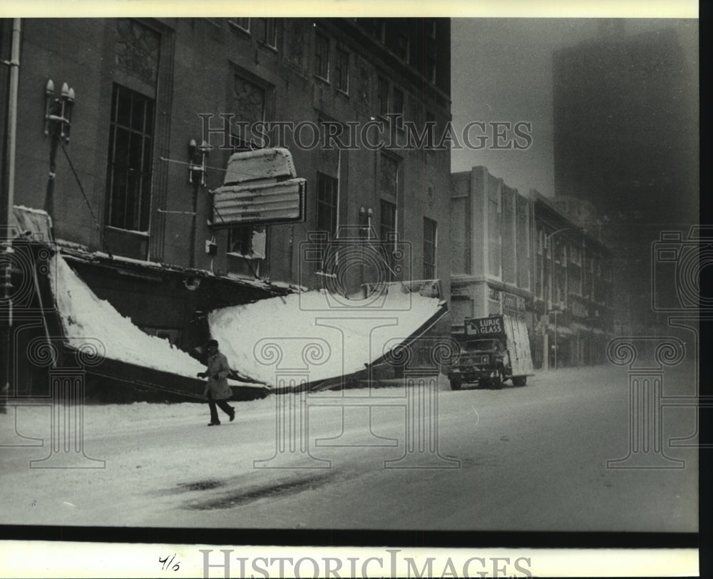 1982, Heavy snow breaks Marc Plaza Hotel canopy in Wisconsin Avenue - Historic Images