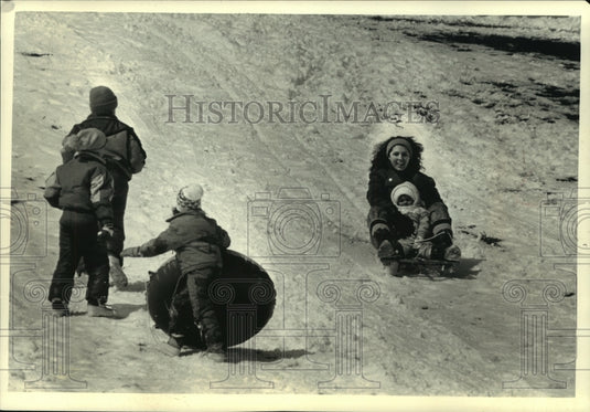 1992, Families enjoy race on snow at Minooka Park in Milwaukee - Historic Images