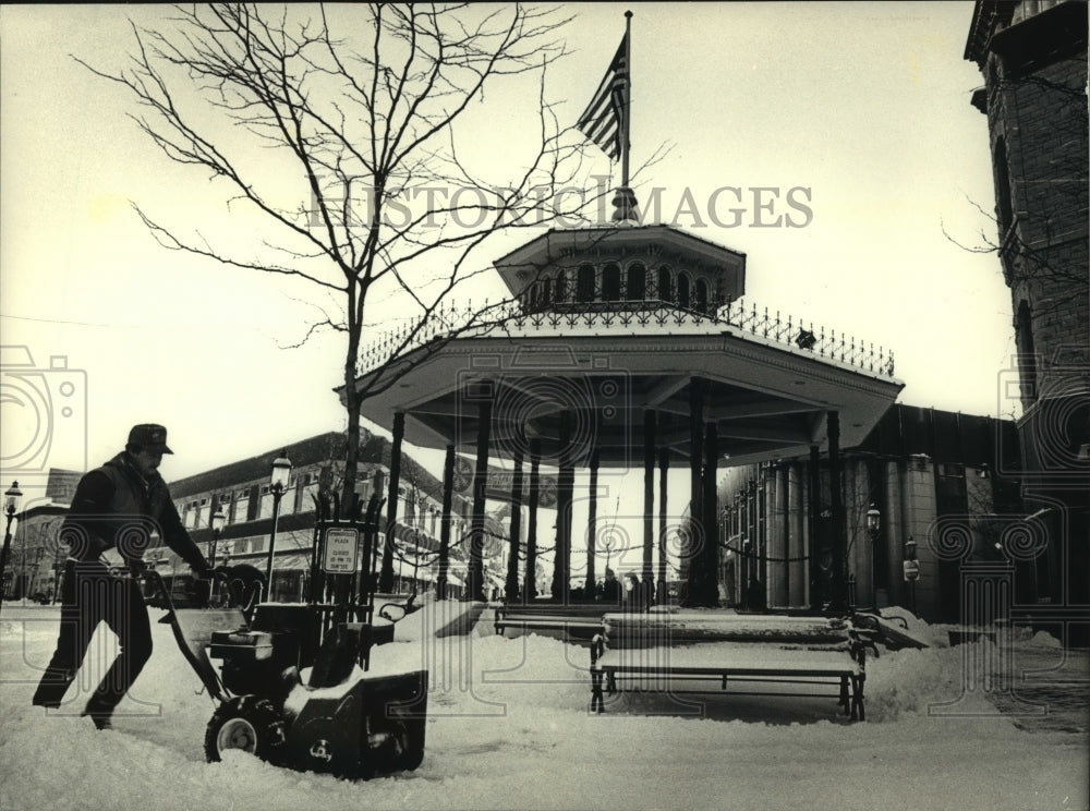 1990 Press Photo Tim Kujawa clears snow at Five Corners, Waukesha in Milwaukee - Historic Images
