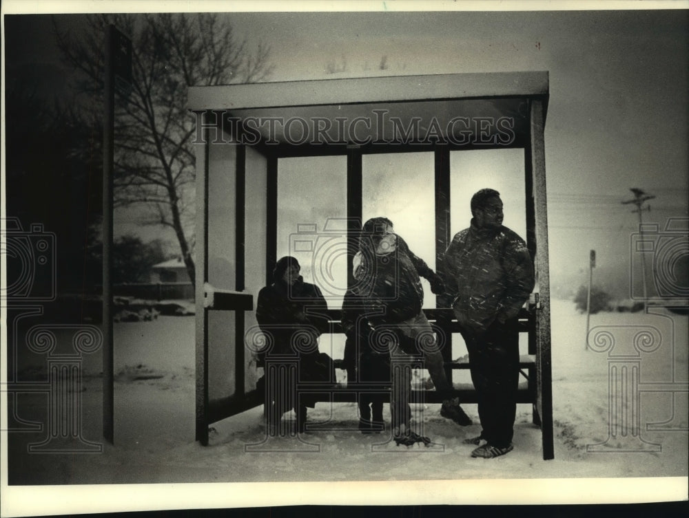 1990 Bus shelter gives sanctuary to commuters during Milwaukee storm - Historic Images