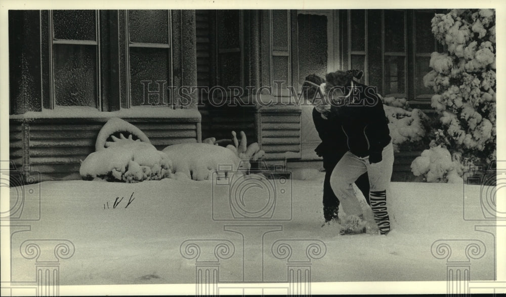 1990 Press Photo A pair of pedestrians battle wind and blowing snow in Wisconsin - Historic Images