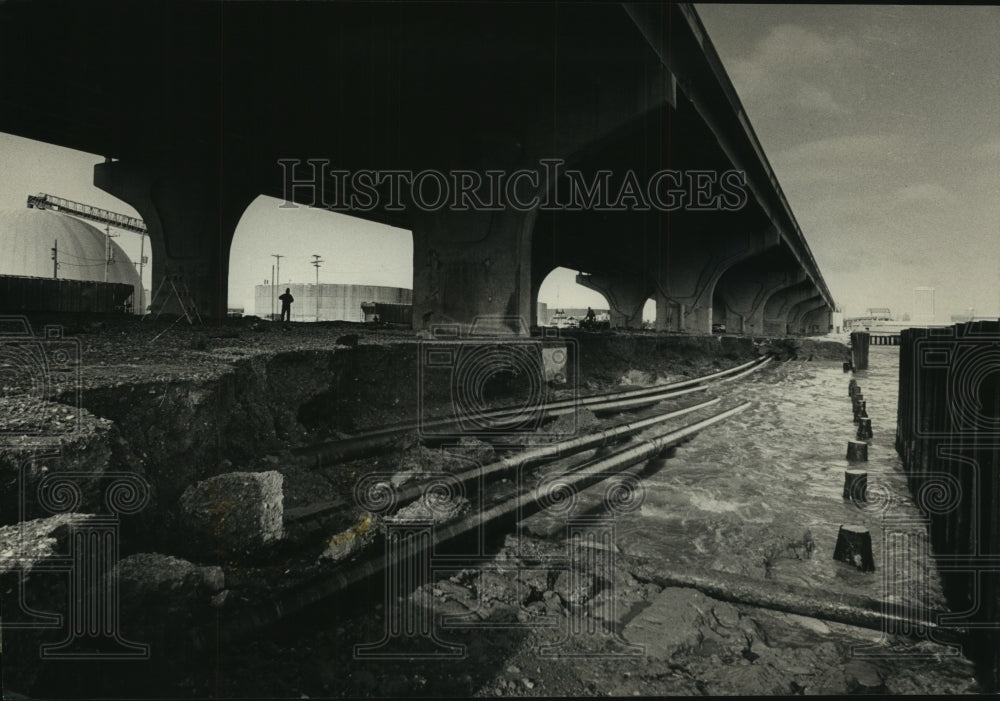 1990 Press Photo Engineers inspect dock wall beneath Hoan Bridge in Milwaukee - Historic Images