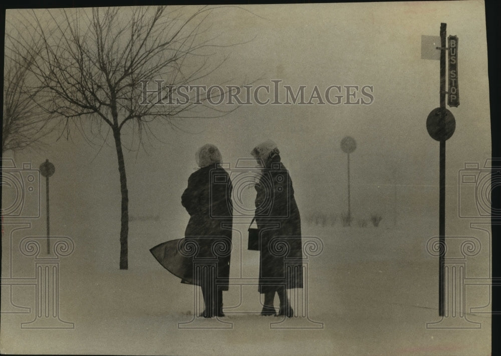 1961 Press Photo Mrs. Edward F. Esser with daughter wait in Milwaukee snow - Historic Images